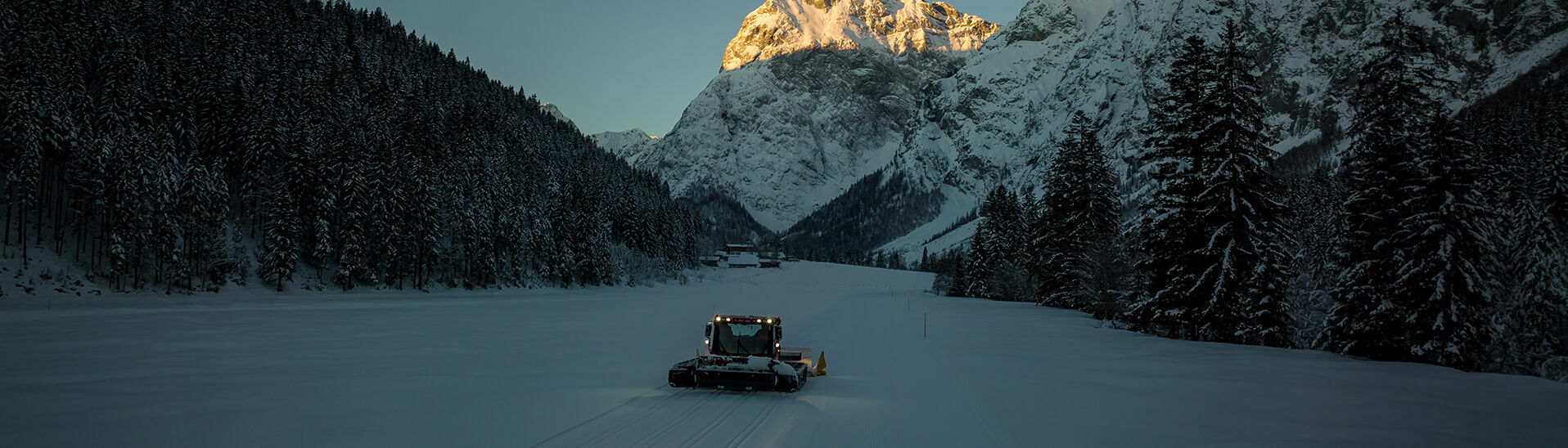 So that cross-country skiers find perfect conditions, many good spirits work day and night in the background. In the back of the picture the Lamsenspitze rises up. 