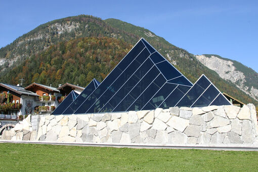 The visitor centre Tiroler Steinöl Vitalberg in Pertisau am Achensee is a popular excursion for all ages.