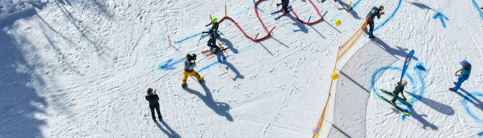 Im Winter absolvieren Kinder mit Skitourenski oder Alpinski einen Parcours im Rofan.