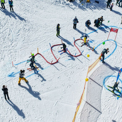 Im Winter absolvieren Kinder mit Skitourenski oder Alpinski einen Parcours im Rofan.