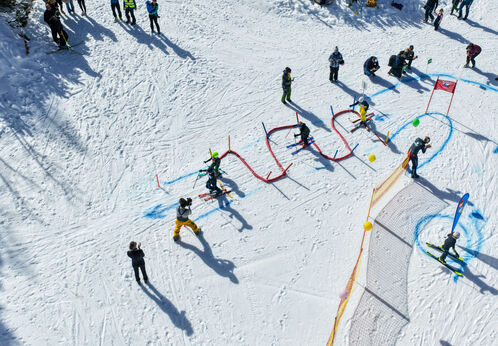 In winter, children complete a course in the Rofan mountains on touring skis or downhill skis.