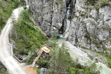 Der Kraftplatz Steinberg am Rofan ist eine hölzerne Aussichtsplattform mit Sitzgelegenheit und Blick auf einen Wasserfall. 
