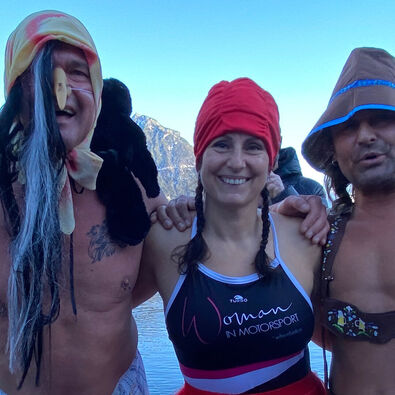 Ein Gruppenfoto der verkleideten Teilnehmer des Silvesterschwimmens am Achensee in Pertisau.