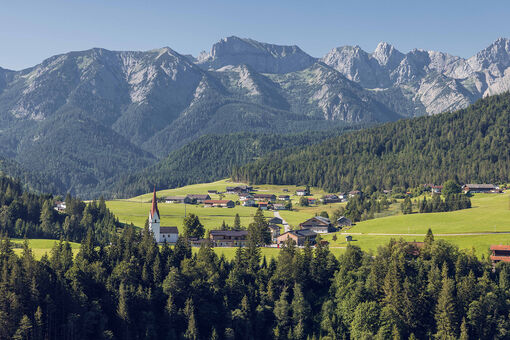 Rund 10 Kilometer vom Achensee entfernt und auf 1.015 Meter Seehöhe gelegen, befindet sich das Örtchen Steinberg am Rofan.