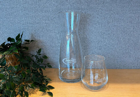 Your Achensee welcome gift Ein Krug und ein Trinkglas mit einer Achensee Logo-Gravur
