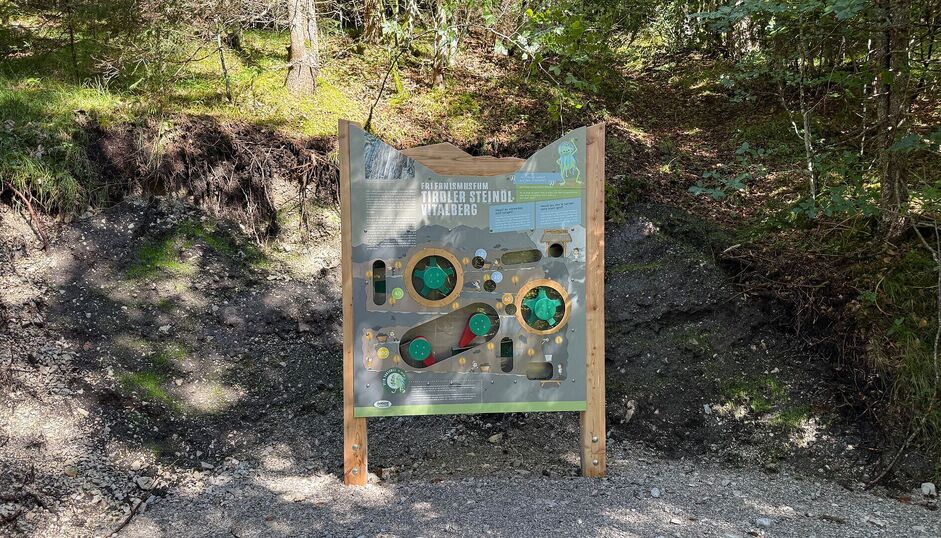 Die Station "Erlebnismuseum Tiroler Steinöl Vitalberg" am Entdeckerpfad Pertisau