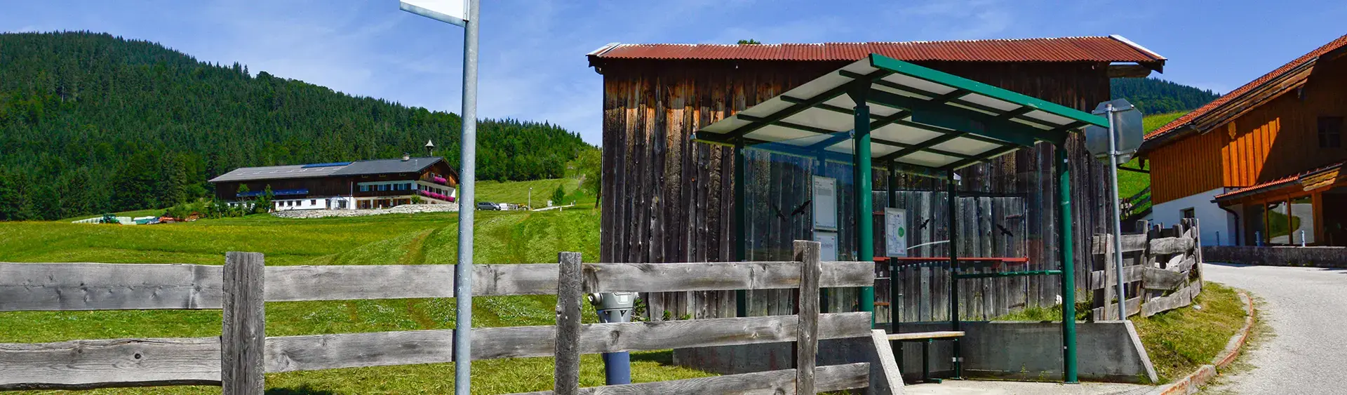 Bushaltestelle in Steinberg am Rofan Eine Bushaltestelle in Steinberg am Rofan im Sommer bei Sonnenschein.