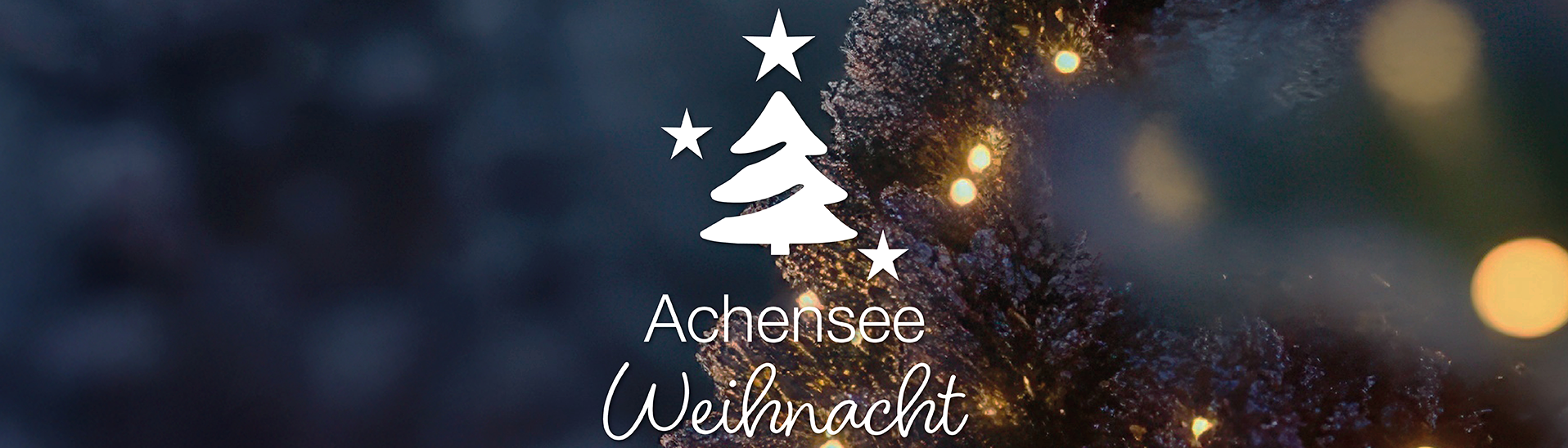 Achensee Weihnacht Logo Weißer Weihnachtsbaum mit Sternen auf dunklem Hintergrund. Darunter der Text Achensee Weihnacht.