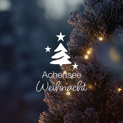 Weißer Weihnachtsbaum mit Sternen auf dunklem Hintergrund. Darunter der Text Achensee Weihnacht.