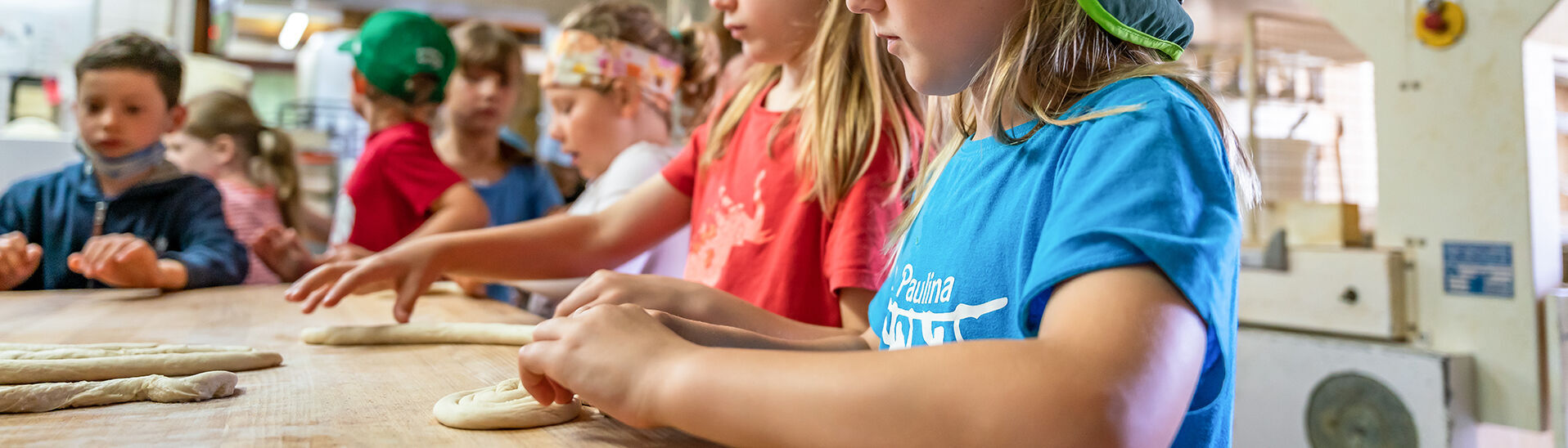 Ausflug zur Bäckerei Adler in Achenkirch Der Tag beginnt frühmorgens in der Bäckerei Adler in Achenkirch. Hier dürfen Kinder in der Stube gemeinsam versuchen Brötchen zu backen.