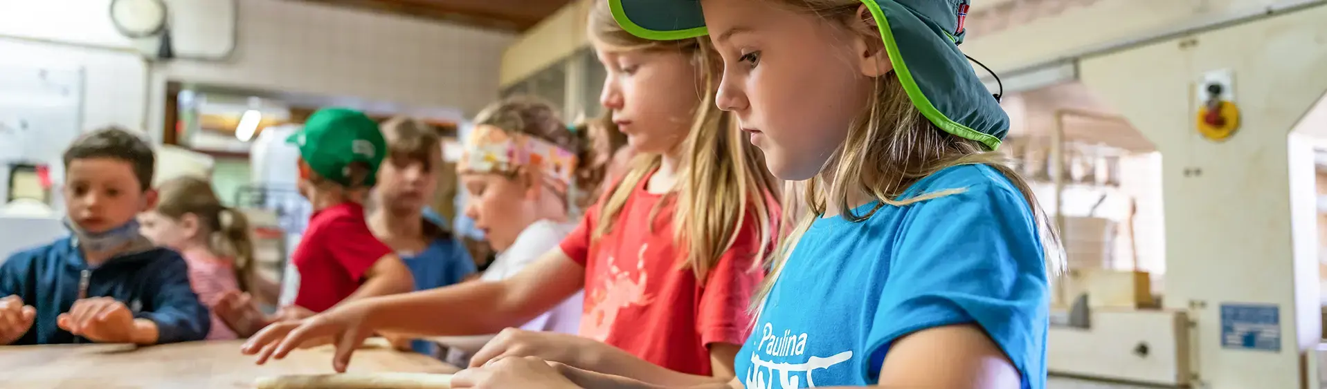 Excursion to the Adler bakery in Achenkirch The day starts early in the morning at the Adler bakery in Achenkirch. Children learn how to make bread rolls.