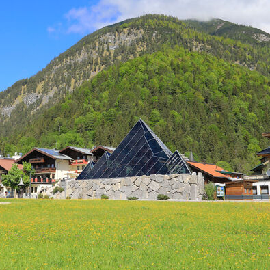 The visitor centre Tiroler Steinöl Vitalberg in Pertisau am Achensee is a popular excursion for all ages.