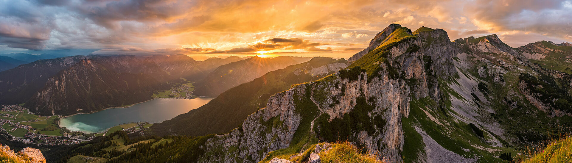 Die Naturlandschaft im Rofangebirge am Achensee ist ein schöner Anblick bei Sonnenuntergang.