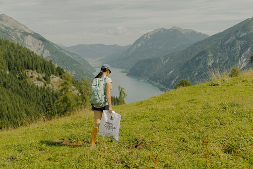At the Tirol CleanUP Days at Lake Achensee, participants collect litter that has been left lying around.