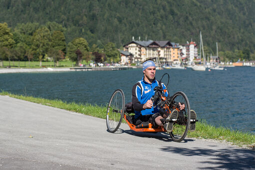 Handcycling on the accessible path alongside the lakeshore in Pertisau.