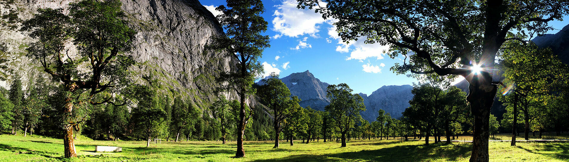 Der Ahornboden im Karwendelgebirge Der Panoramablick über den Ahornboden und seine Berglandschaft.