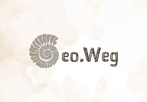 Geo.Weg Achensee Ein grafisches Logo mit einem stilisierten Schneckenhaus und dem Text "Geo.Weg" in braunen Buchstaben. Der Hintergrund ist in sanften, hellen Farbtönen gehalten.