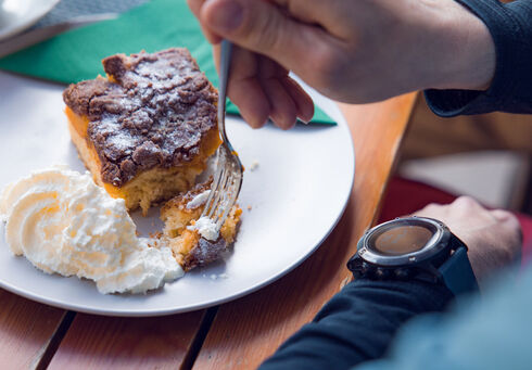 Mountain huts & inns Hot drinks and delicious cakes are perfect to refuel after your winter adventure. This couple enjoys a break in the Waldhäusl in Steinberg am Rofan.