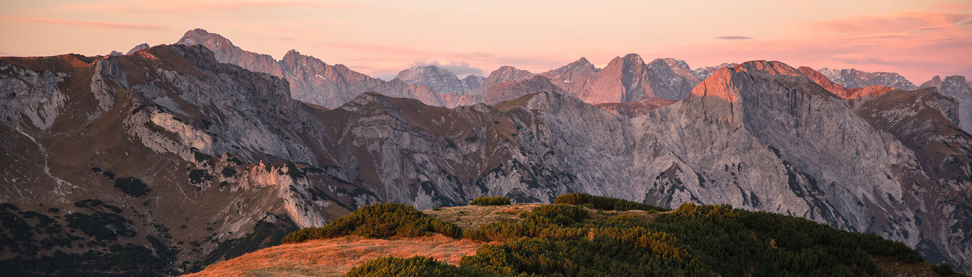 Der Ausblick auf den Naturpark Karwendel bei Abendstimmung.