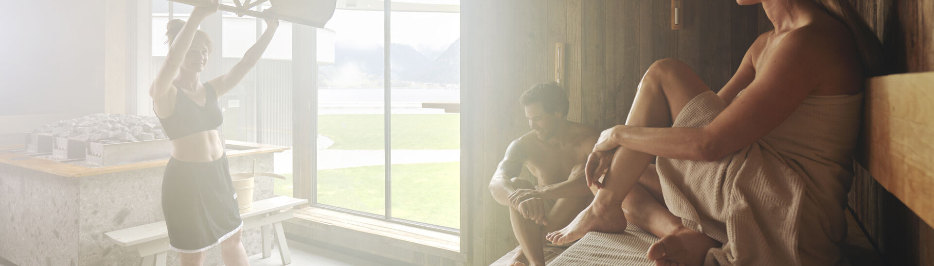 Wellness am Achensee Ein Pärchen genießt den Aufguss im Wellnessbereich des Atoll Achensee.