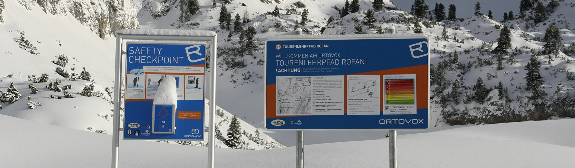 Der ORTOVOX Tourenlehrpfad in Maurach informiert an sieben Stationen über korrektes alpines Verhalten und den Umgang mit LVS-Gerät, Schaufel und Sonde.