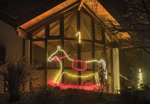 Das idyllische Dörfchen Steinberg am Rofan verwandelt sich im Dezember in einen Adventskalender. Dabei schmückt täglich ein anderer Bewohner sein Haus. /// In the Advent season, the idyllic village of Steinberg am Rofan transforms into an Advent calendar where each day another house is festively decorated.