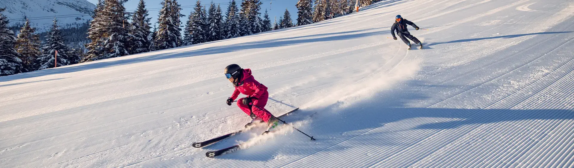 Skifahren in Achenkirch am Achensee Bei strahlendem Wetter genießen zwei Skifahrer ihren Tag bei den Hochalmliften Christlum in Achenkirch am Achensee.