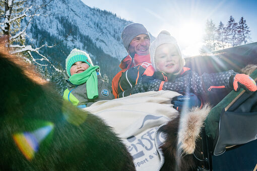Abseits der Piste eignet sich eine Kutschenfahrt perfekt, um die Gegend rund um den Achensee zu erkunden. Die Fahrt in die tief verschneiten Karwendeltäler ist für die ganze Familie ein Erlebnis.