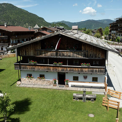 The picture shows the Sixenhof museum of local history in Achenkirch from the outside in summer.