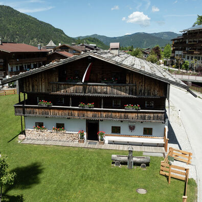 Am Bild ist das Heimatmuseum Sixenhof in Achenkirch im Sommer von außen zu sehen.