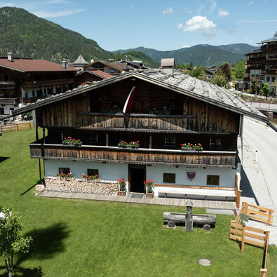 Heimatmuseum Sixenhof Am Bild ist das Heimatmuseum Sixenhof in Achenkirch im Sommer von außen zu sehen.
