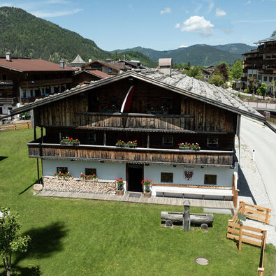 Am Bild ist das Heimatmuseum Sixenhof in Achenkirch im Sommer von außen zu sehen.