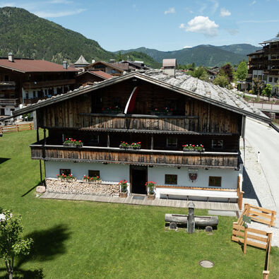 The picture shows the Sixenhof museum of local history in Achenkirch from the outside in summer.