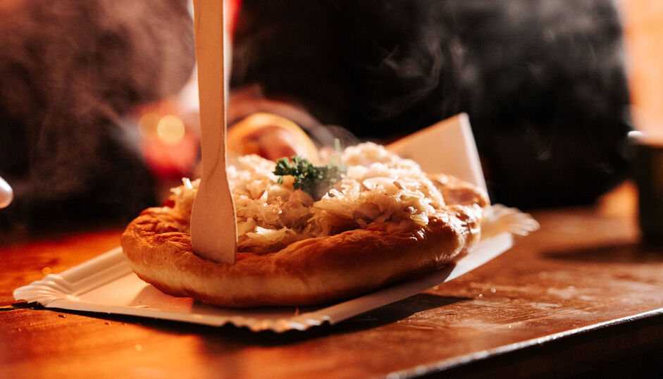 Beim Bergadvent werden traditionelle "Kiachln" mit Sauerkraut serviert. Am Bergadvent beim Fischergut in Pertisau werden traditionelle Kiachln mit Kraut serviert. /// Traditional Kiachln (fried pastry) with sauerkraut are served at the Mountain Advent at the Fischergut in Pertisau.