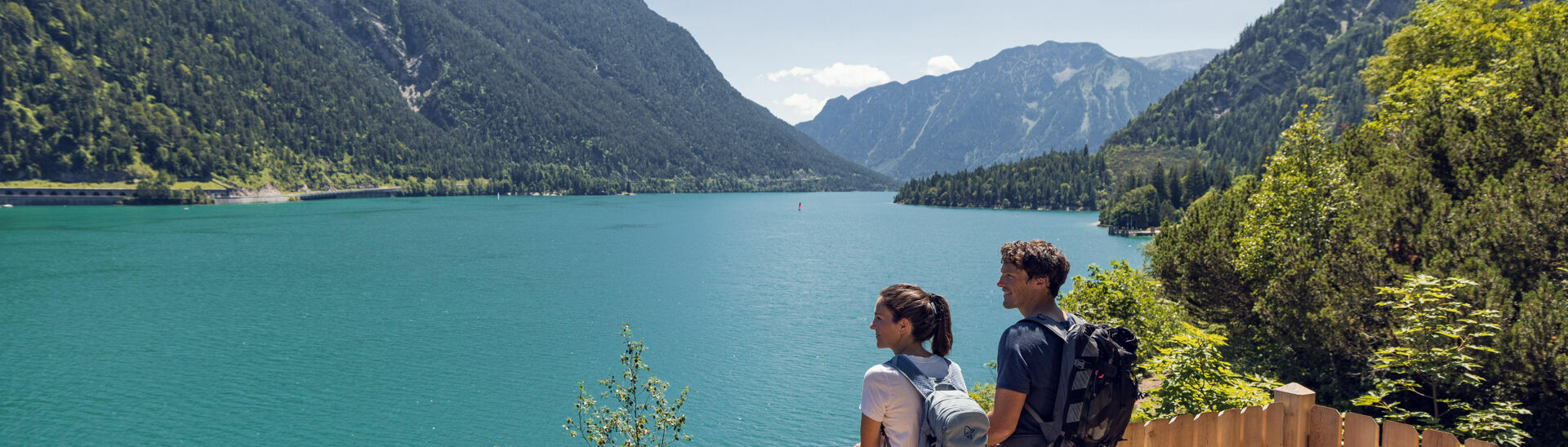 Pärchen-Wanderung am Gaisalmsteig Ein Pärchen genießt die herrliche Aussicht von einer Aussichtsplattform am Gaisalmsteg.