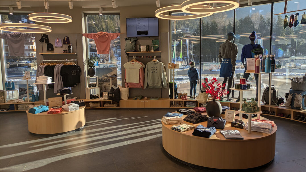 Der Atoll Achensee SHOP in Maurach am Achensee bietet ein breites Sortiment.