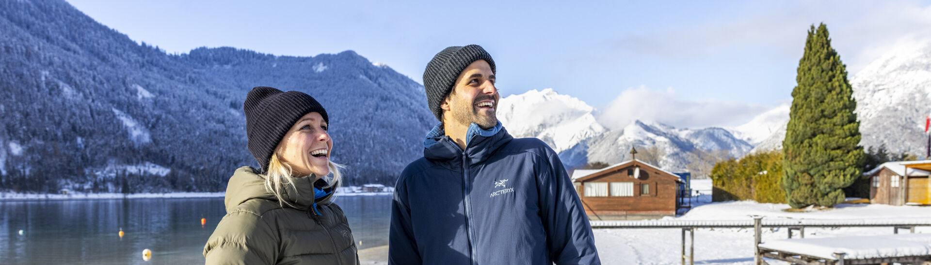 Ein Paar genießt die Zweisamkeit und die Stille der Winterlandschaft in Maurach am Achensee.