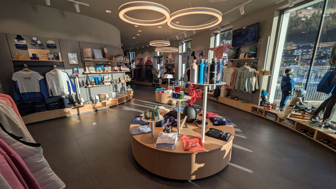 Der Atoll Achensee SHOP in Maurach am Achensee bietet ein breites Sortiment.