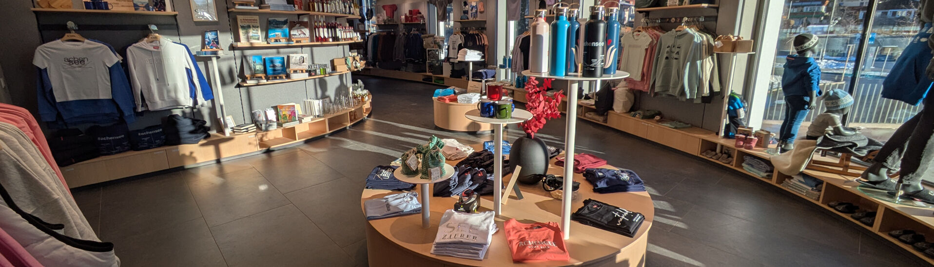 Der Atoll Achensee SHOP in Maurach am Achensee bietet ein breites Sortiment.