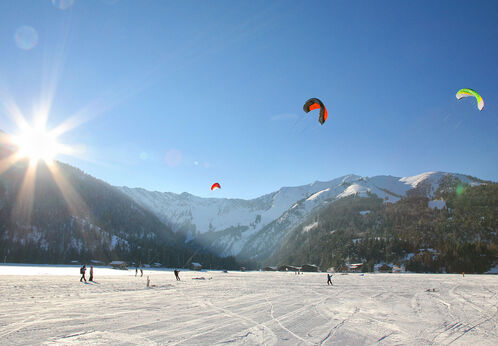 Die Wintervariante des Kitesurfens macht so richtig Laune. Mit einem Kite über den Schnee zu surfen, ist ein Abenteuer, das jeder Sportfan probiert haben sollte. 