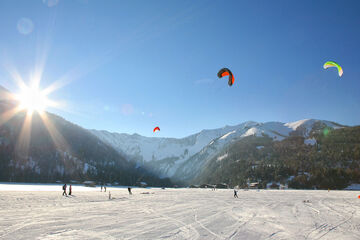 Die Wintervariante des Kitesurfens macht so richtig Laune. Mit einem Kite über den Schnee zu surfen, ist ein Abenteuer, das jeder Sportfan probiert haben sollte. 