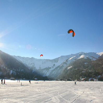 Die Wintervariante des Kitesurfens macht so richtig Laune. Mit einem Kite über den Schnee zu surfen, ist ein Abenteuer, das jeder Sportfan probiert haben sollte. 