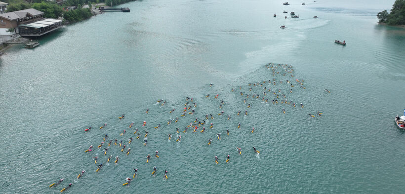 Die Teilnehmer des Achensee Langstreckenschwimmens befinden sich derzeit im Wasser. Begleitboote sorgen für ihre Sicherheit.