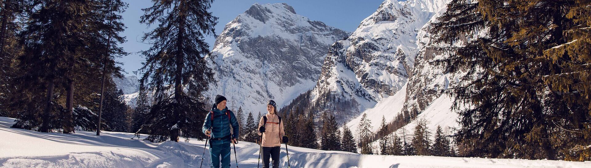 Schneeschuhwandern im Falzthurntal im Naturpark Karwendel Ein Paar unternimmt bei herrlichem Wetter eine Schneeschuhwanderung im Falzthurntal im Naturpark Karwendel.
