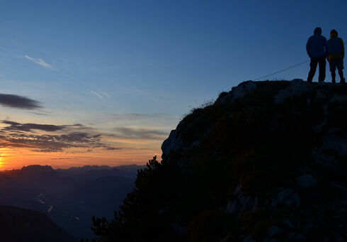 Sonnenaufgangstour Wanderer genießen den Sonnenaufgang vom Gipfel des Ebner Joch.