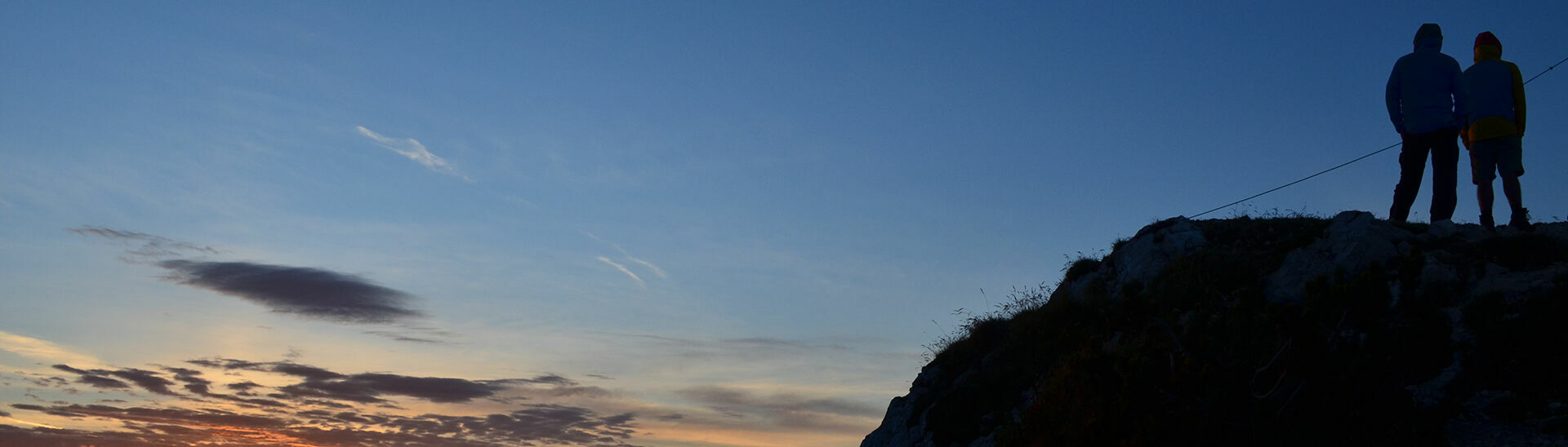 Sonnenaufgangstour auf das Ebner Joch Wanderer genießen den Sonnenaufgang vom Gipfel des Ebner Joch.