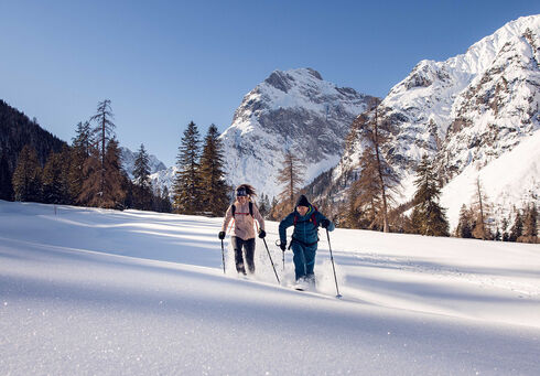 Mit den Schneeschuhen an den Füßen geht’s problemlos durch die Winterlandschaft des Falzthurntales im Naturpark Karwendel.