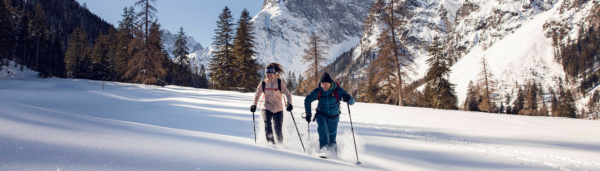 Mit den Schneeschuhen an den Füßen geht’s problemlos durch die Winterlandschaft des Falzthurntales im Naturpark Karwendel.