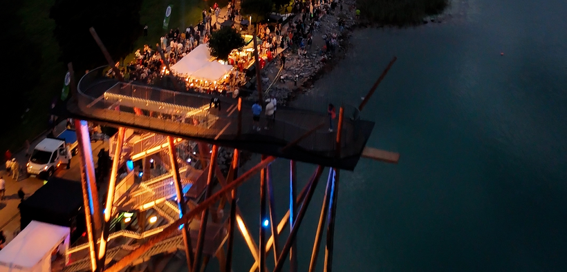 Bunt beleuchteter Hochsteg in Pertisau bei der Lasershow des Chill & Jump 2026.