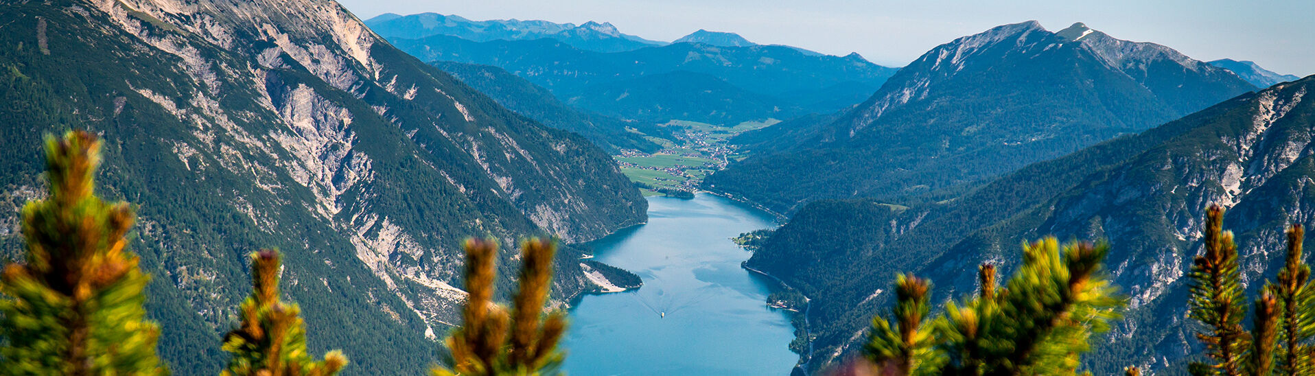 Ausblick vom Bärenkopf auf den Achensee Die Region bietet zahlreiche Wandertouren mit Blick auf den Achensee und die Dörfer rundherum.
